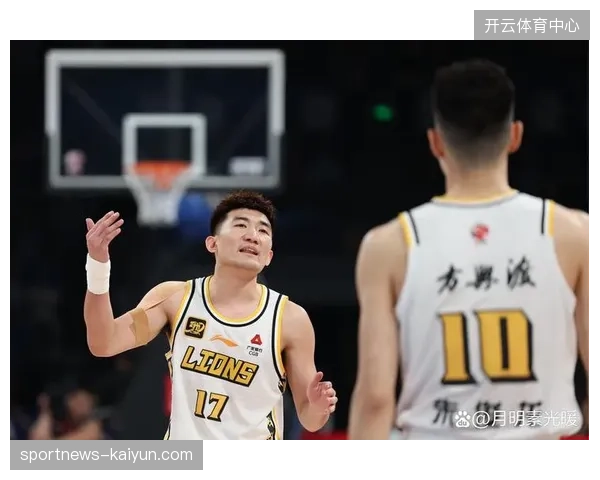广厦队在晋级战中展现冠军底蕴,通过提升防守强度迫使山西队出现大量失误 广厦队在晋级战中展现冠军底蕴,通过提升防守强度迫使山西队出现大量失误